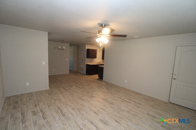 Foto del edificio - 131 Cameron Dr