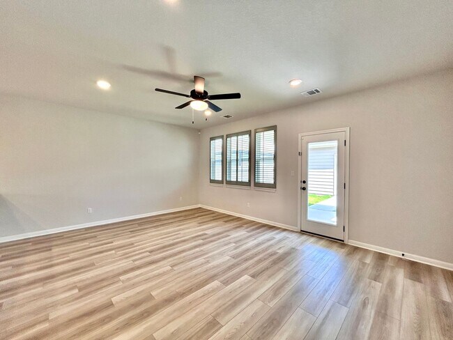 Building Photo - Spacious 3/BR 2.5/BA Home with Modern Fini...