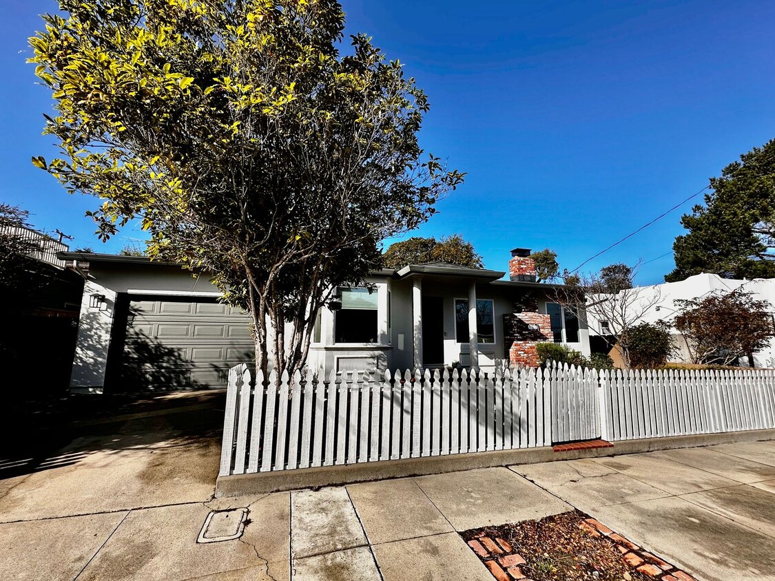 Foto principal - Charming Updated Two-bedroom in Pacific Gr...