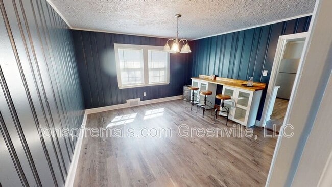 Building Photo - 111 Collins Ave