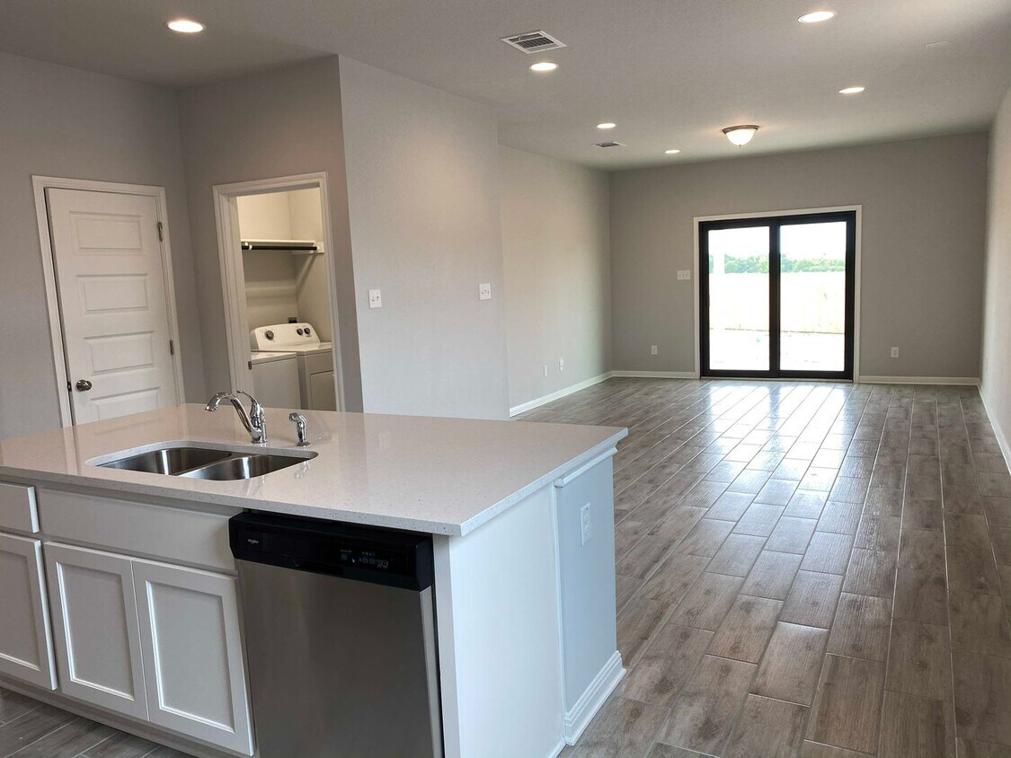 Foto principal - 4 bedroom home for lease