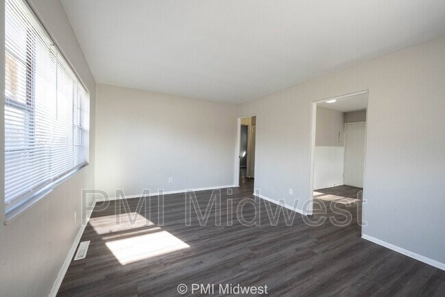 Foto del edificio - 5843 Woodside Dr