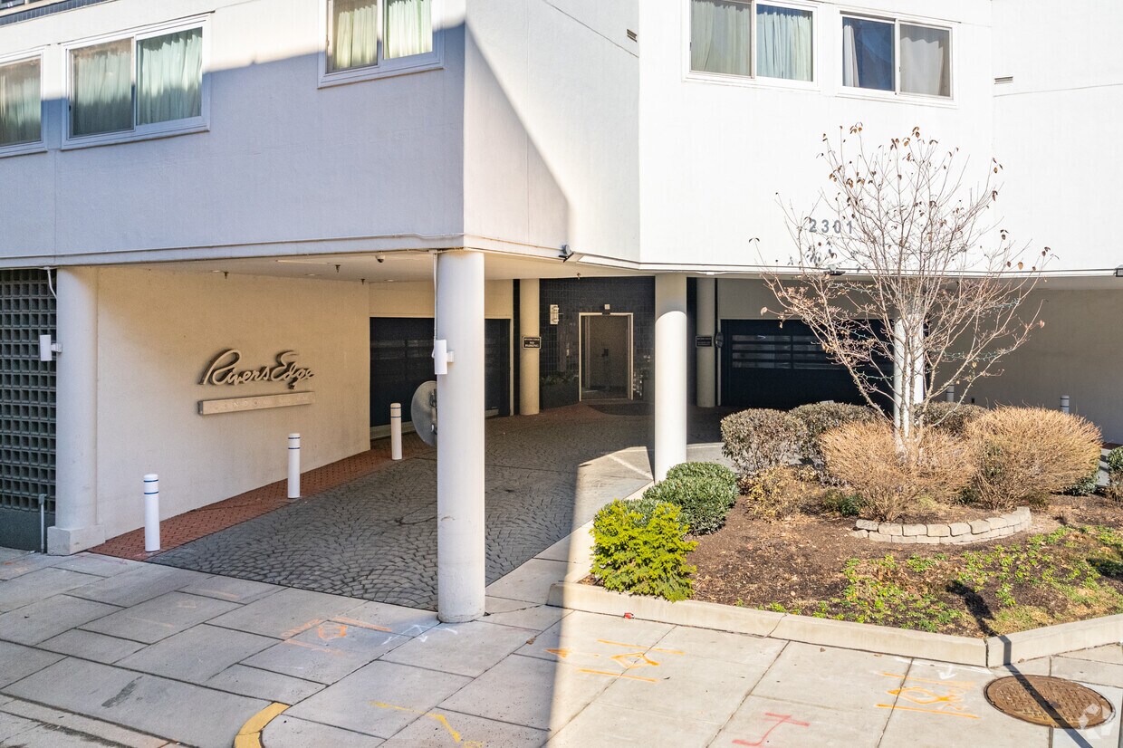Entrada - Rivers Edge Condominiums