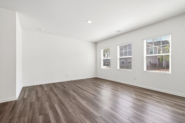 Foto del edificio - Charming 3BR End-Unit Townhome in Wake Forest!