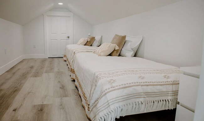 Foto del edificio - Fully Furnished LOFT Studio Apartment!