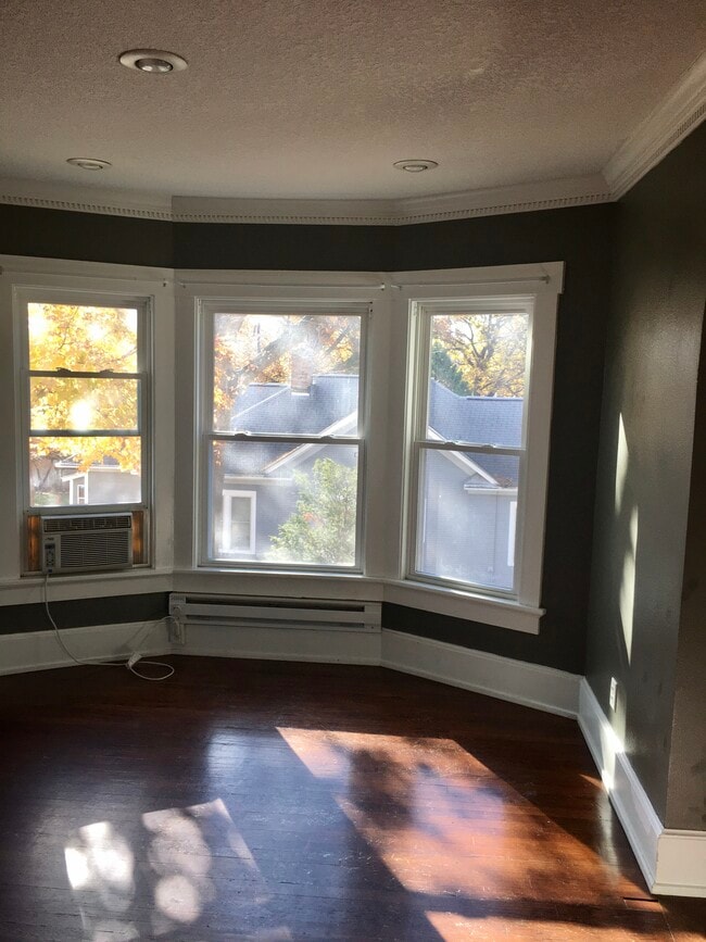 Eat in kitchen. - 1233 46th St