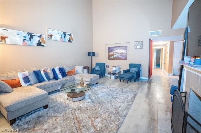 Foto del edificio - 2451 Domingo St