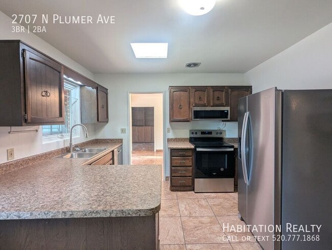 Building Photo - 2707 N Plumer Ave