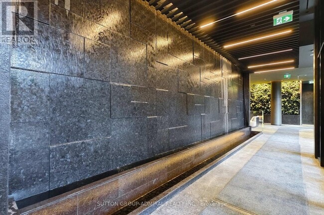 Photo du bâtiment - 120 Broadway Ave