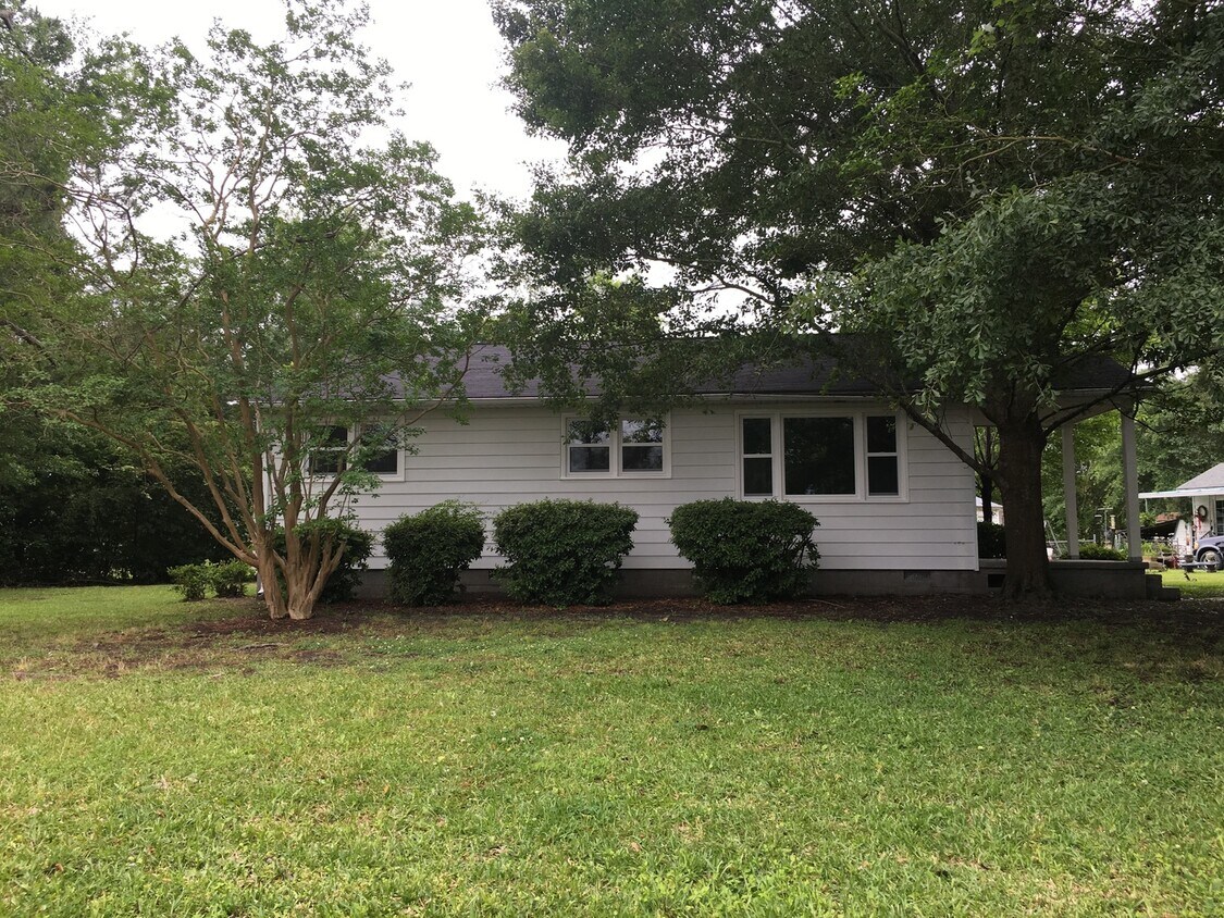 AVAILABLE 2/1/2021 3 BR 1 BA HOUSE * LAR... - AVAILABLE  2/1/2021 3 BR 1 BA  HOUSE * LAR...