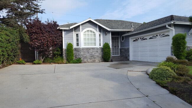 Building Photo - 12900 Rose Ave
