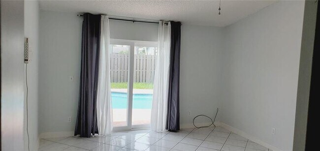 Foto del edificio - 8561 NW 52nd Ct