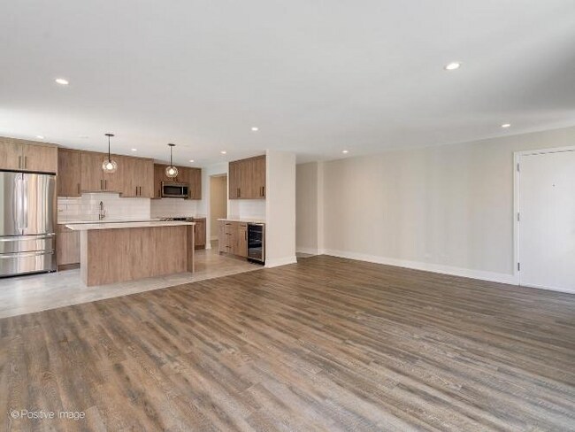 Building Photo - 227 E Walton Pl