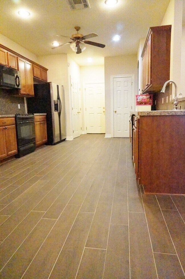 Building Photo - 3/2 2059 sf. 144 Clear brooke in gated Riv...