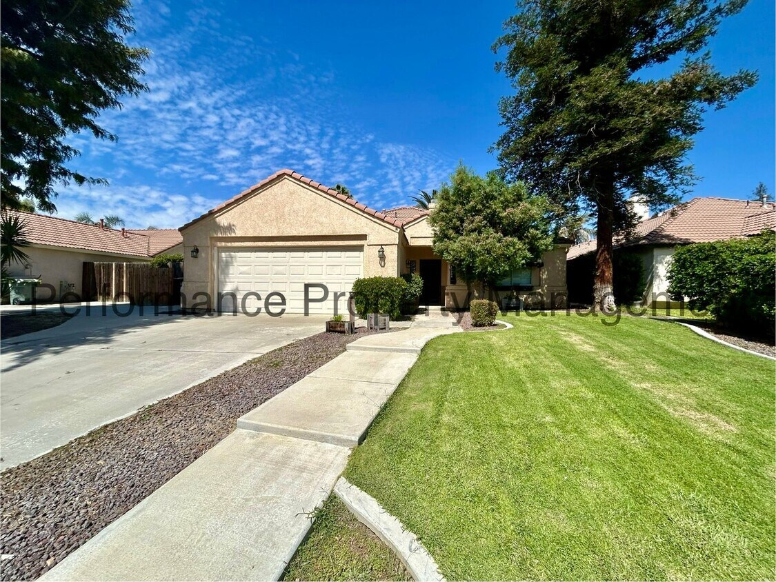 Primary Photo - Charming 3 Bed/2 Bath Home in SW Bakersfie...