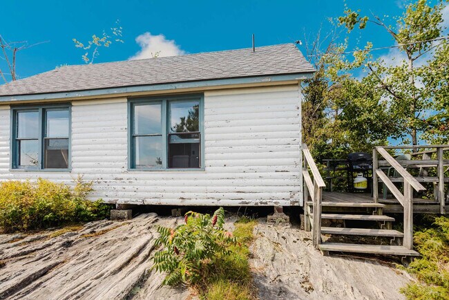 Photo du bâtiment - 100 Sand Bay Rd