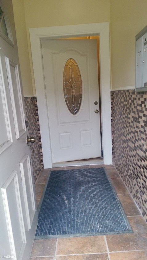 Foto principal - 2 br, 1 bath Apartment - 9907 74th Ave 2
