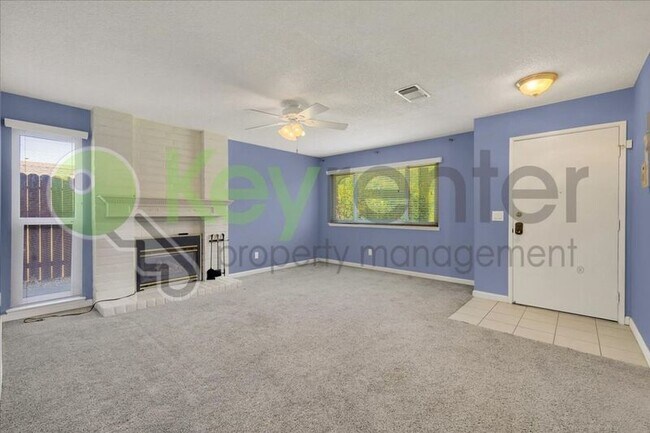 Foto del edificio - 7005 Woodside Dr