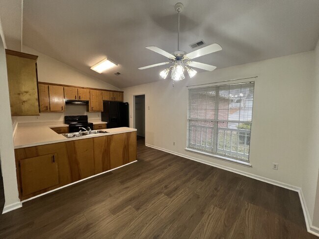 Building Photo - Charming 3 Bedroom, 2 Bathroom Home in Goo...
