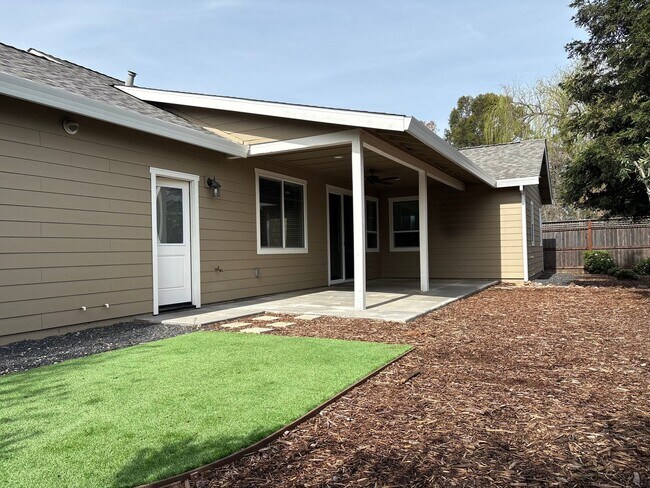 Building Photo - Beautiful Home in a Great Location!