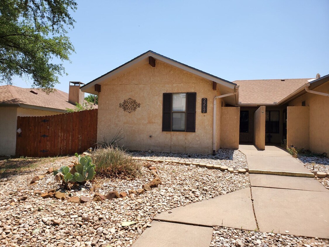 Primary Photo - Nice 2 bedroon 2 bath Townhome in Bentwood...