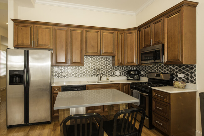 Building Photo - 3033 N Monticello Ave
