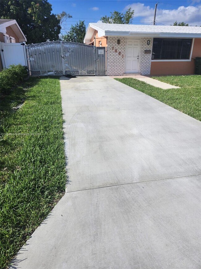 Foto del edificio - 7831 NW 10th St