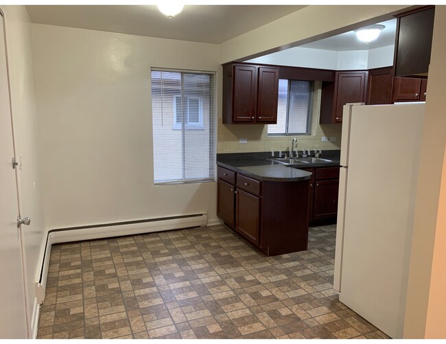 Building Photo - 6764 N Sauganash Ave