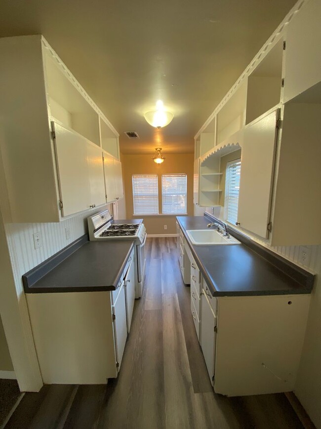 Building Photo - Updated 2 Bedroom Roseville Unit!