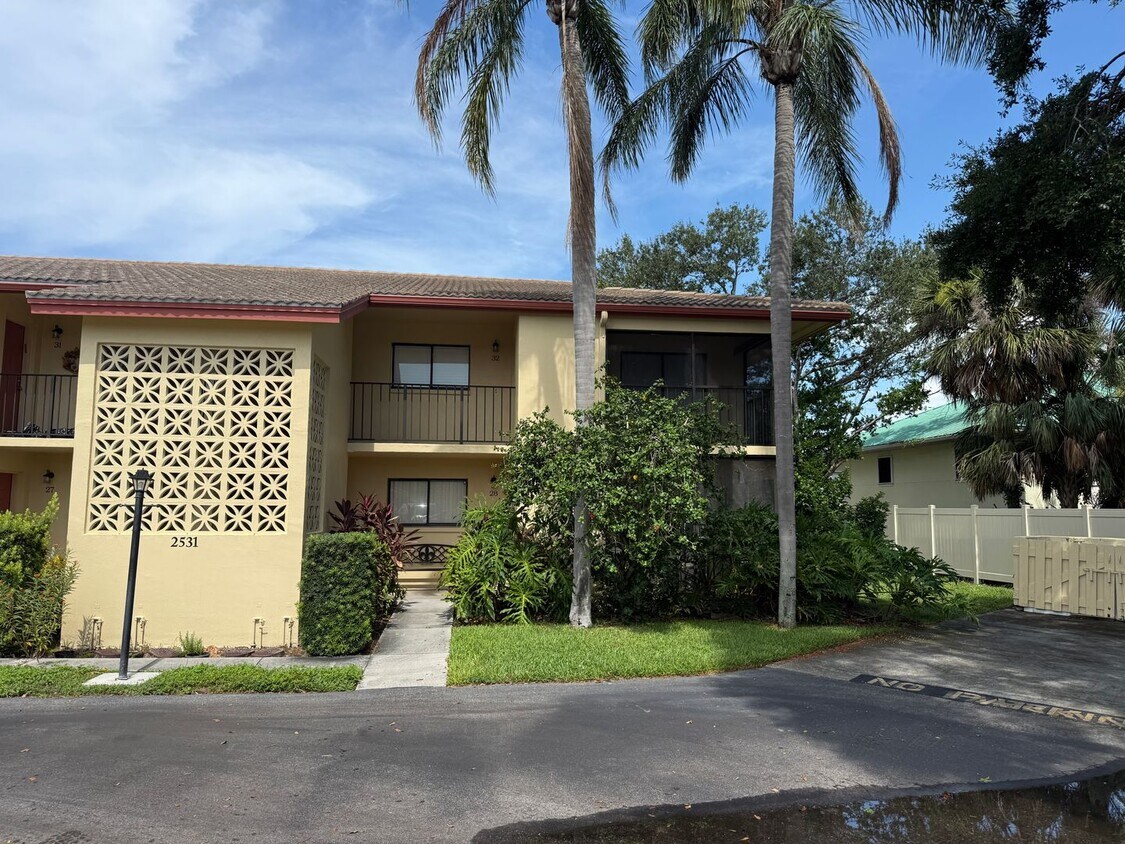 Foto principal - 2 Bedroom 2 Bath Ground Floor Condo Centra...