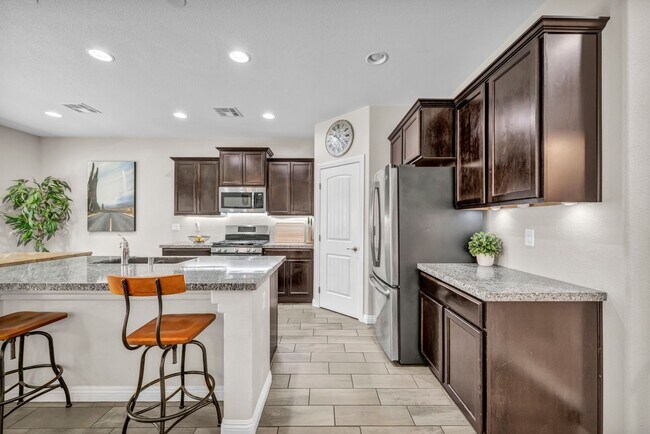 Foto del edificio - 2 Story Gated Community in the Northwest Side of Town