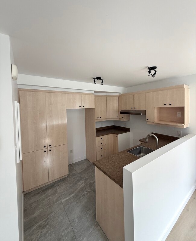 Building Photo - 433 Pl De Vincennes