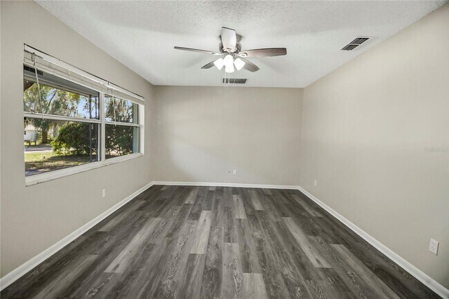 Building Photo - Beautiful 3/2 Ready Now