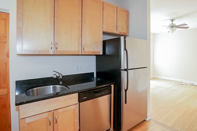 Building Photo - 1946 W Leland Ave