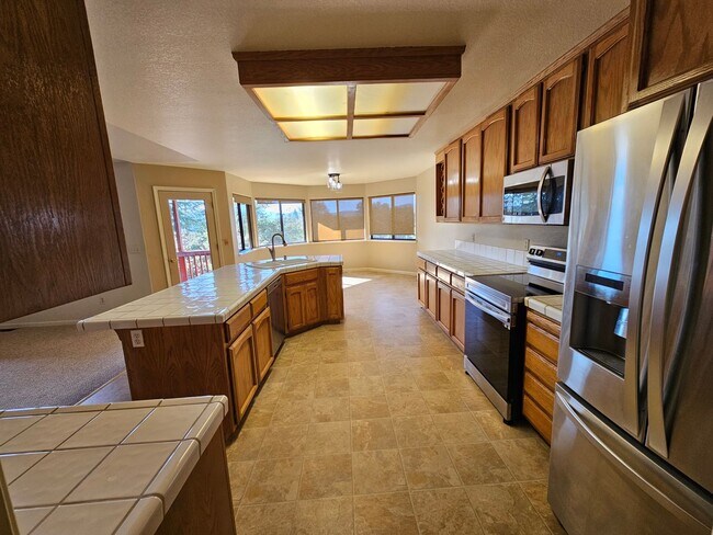 Foto del edificio - 3200sqft home with solar for rent!