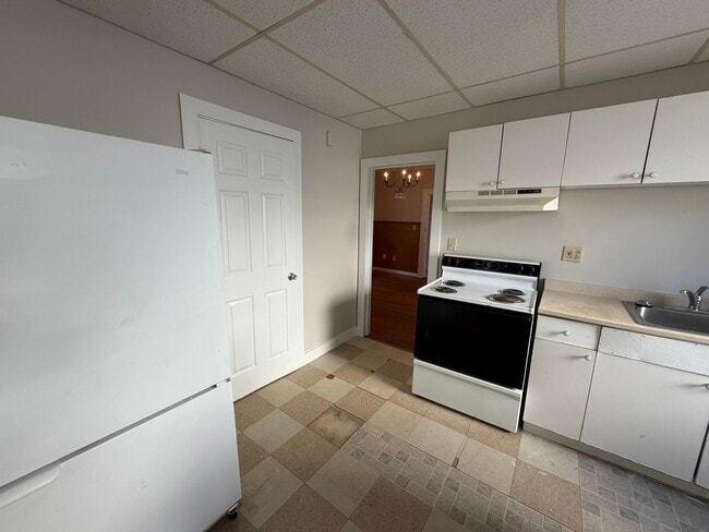 Building Photo - 68 Meadow St