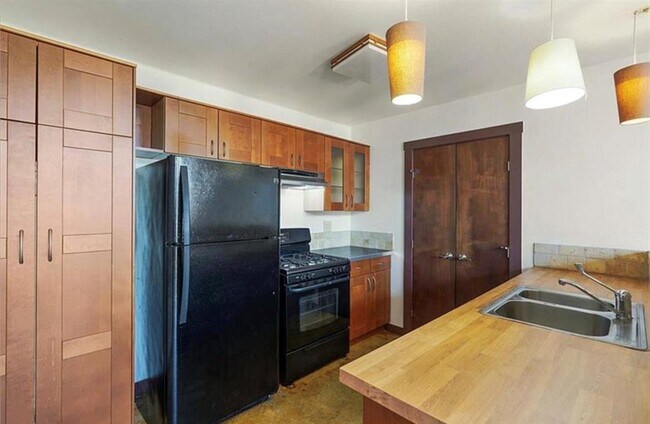 Foto del edificio - 658 Maple Ln