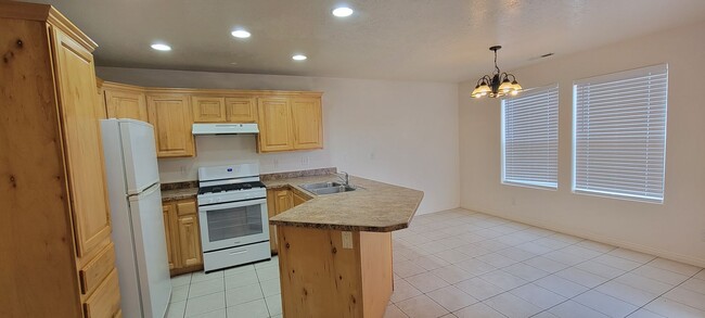 Building Photo - Spacious 2-Story Cedar City Duplex