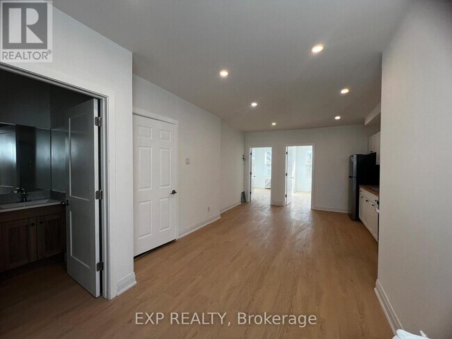 Photo du bâtiment - 804A St Clair Ave W