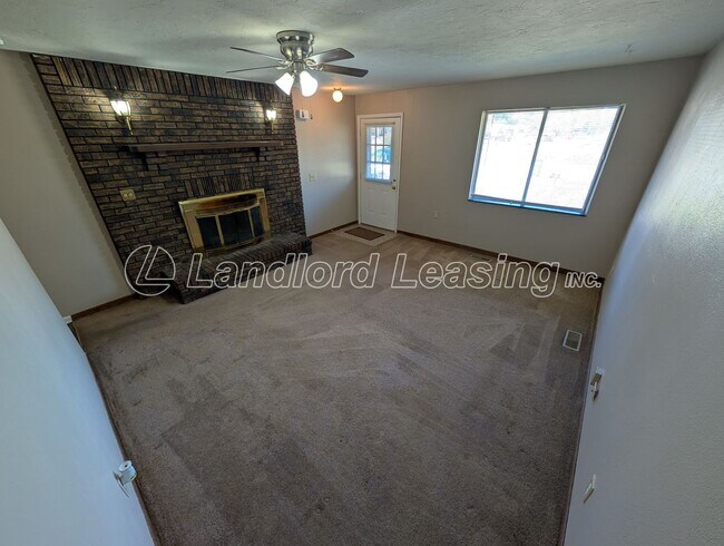 Building Photo - Brick Ranch Duplex with Fireplace, Private...