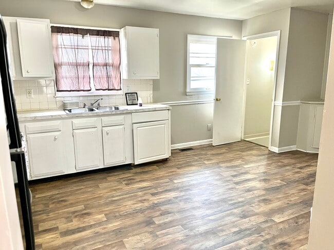 Building Photo - 3689 Claredon Dr