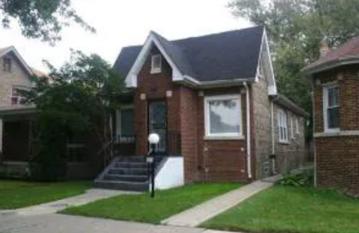 Foto principal - Spacious 4BR/1BA Chicago Brick Home – Fenc...