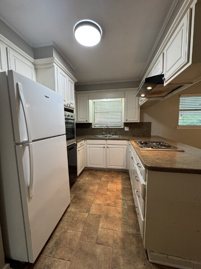 Foto del edificio - 3 bedroom  1 1/2 baths featuring large bed...
