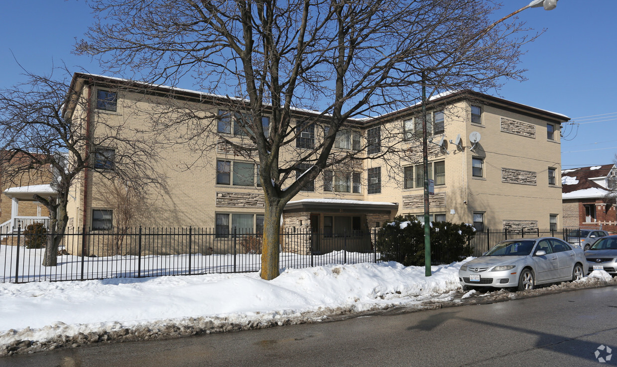 Primary Photo - 5400 W Addison St