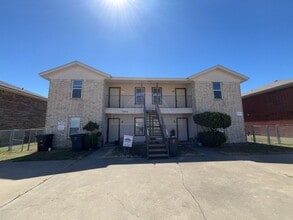 Building Photo - 1006 Circle M Dr