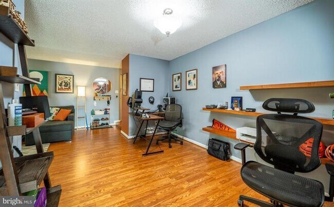 Foto del edificio - "Charming 1-Bed Condo in Oakton, VA – Your...