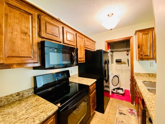 Foto del edificio - {12030 - F}  Updated Condo in Fantastic Location + Top Floor + Covered Parking Included + Private...