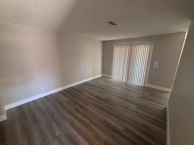 Foto del edificio - Newly Renovated Two Bedroom Condo