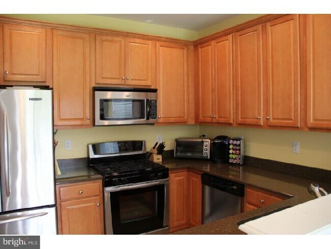 Building Photo - 1025 Buckingham Dr