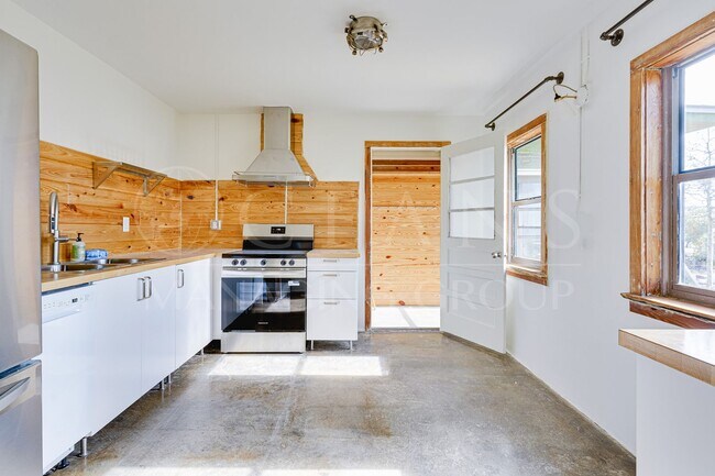 Foto del edificio - Historic Coquina Meets Modern Finishes 2 Bedroom 1 Bath Duplex in the Heart of Flagler Beach